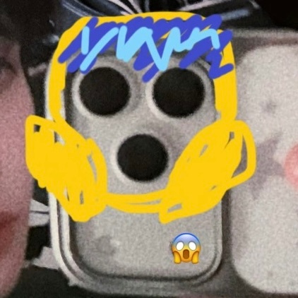 她觉得手机后置摄像头的这三个圆圆的孔像“😱”这个表情 然后就画出来 小脑袋瓜子
