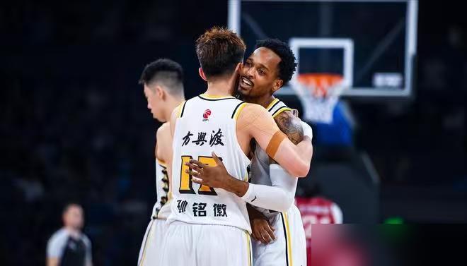 总有人说广厦没了孙铭徽，进攻就乱成一锅粥了。
我寻思着，真有那么夸张吗？
 
孙