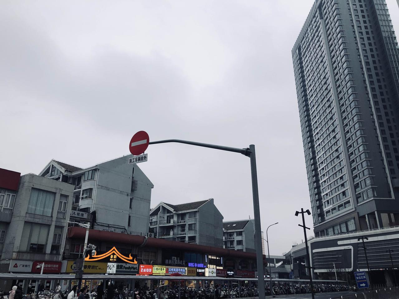 一边是拉垮20年的莘庄世界级骄傲tod上盖综合体，一边是四线乡镇水准的邻近街区，