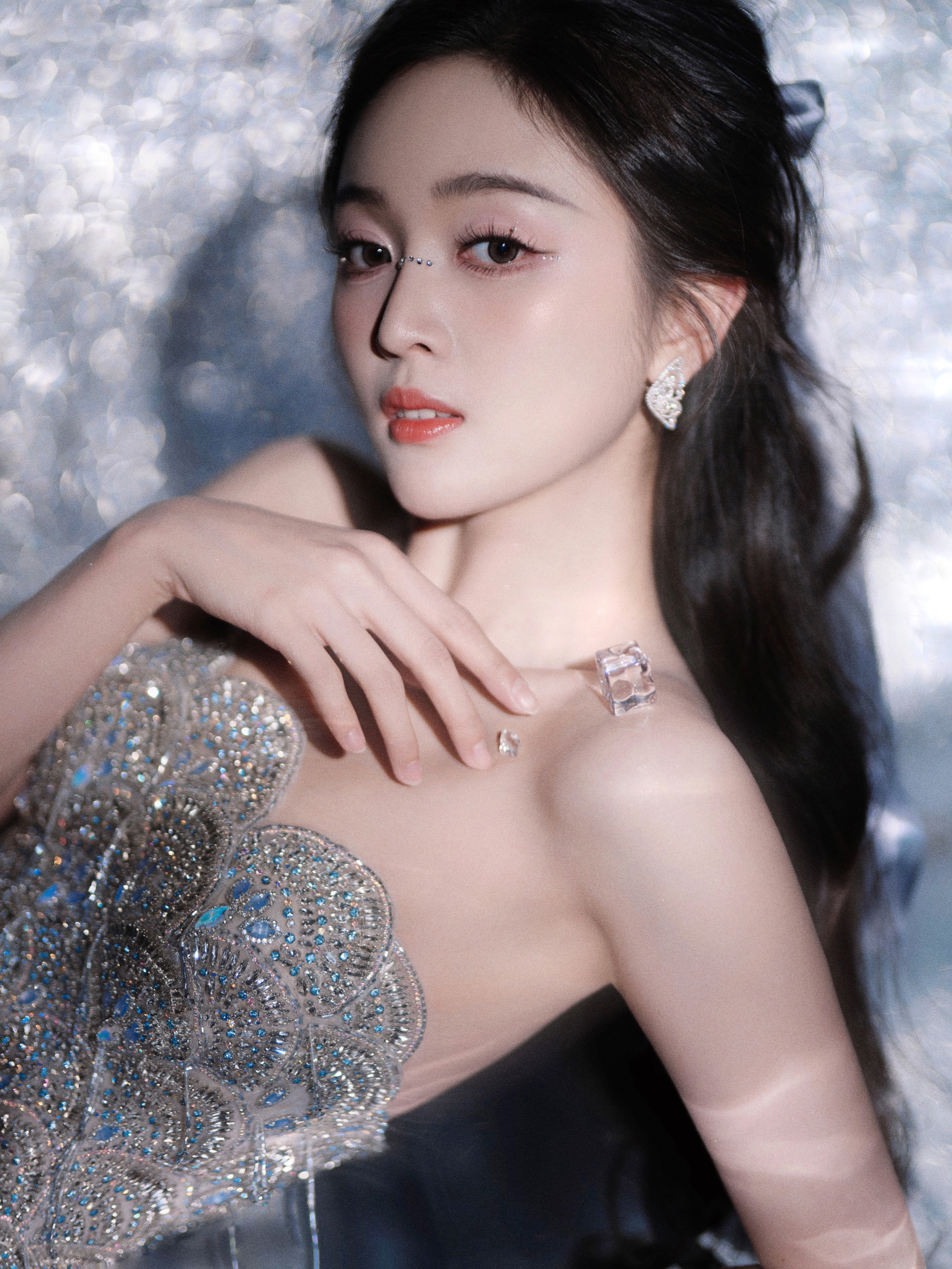 吴宣仪 视觉盛宴，明媚动人。#吴宣仪星珠鳞纹裙# ​​​