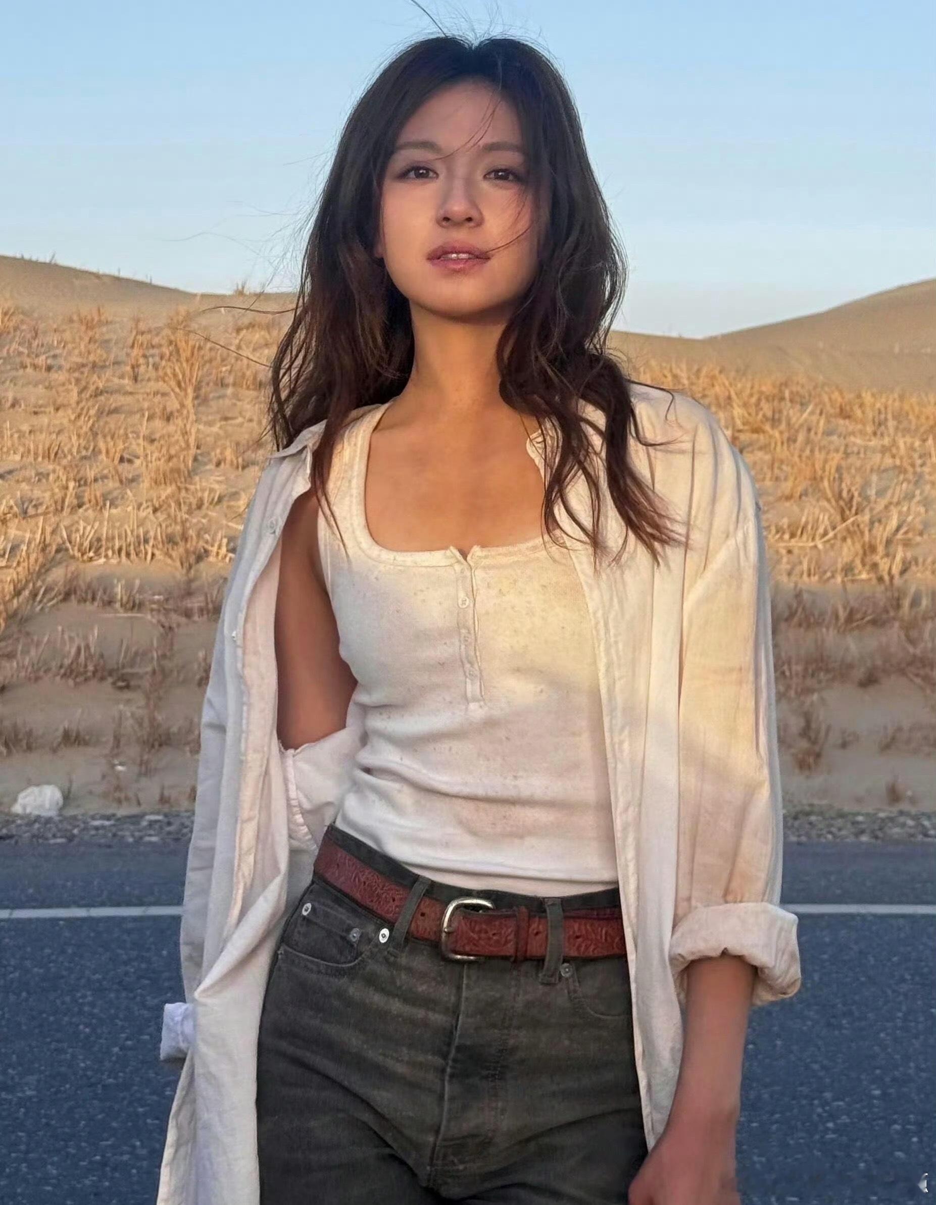 李兰迪裤子 女装也是完了先被李兰迪的颜值戳中！虽然裤子设计有点抽象，但咱就是说，
