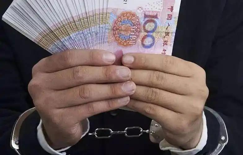 一对退休干部的离婚官司，硬生生打成了刑事案件。

事情得从1976年说起，那会儿