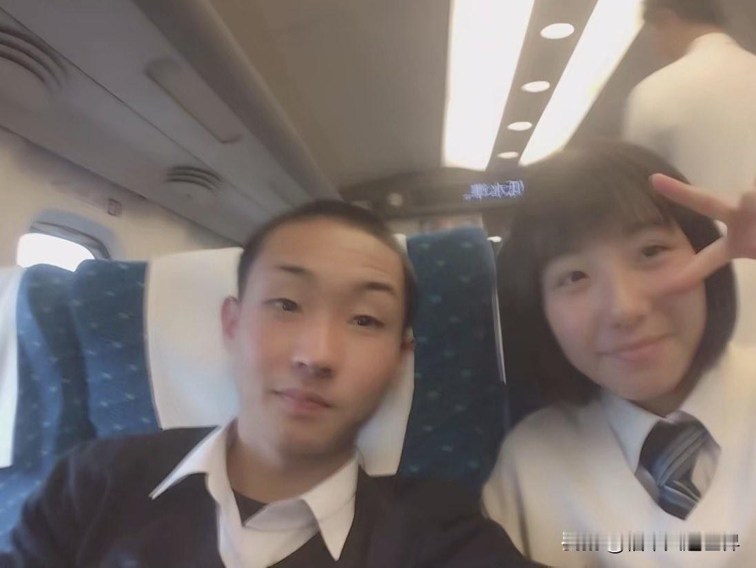 相处久了长相真的会变得一样吗？
最近，外网有个爆火的热帖，两个长得完全不像的外国