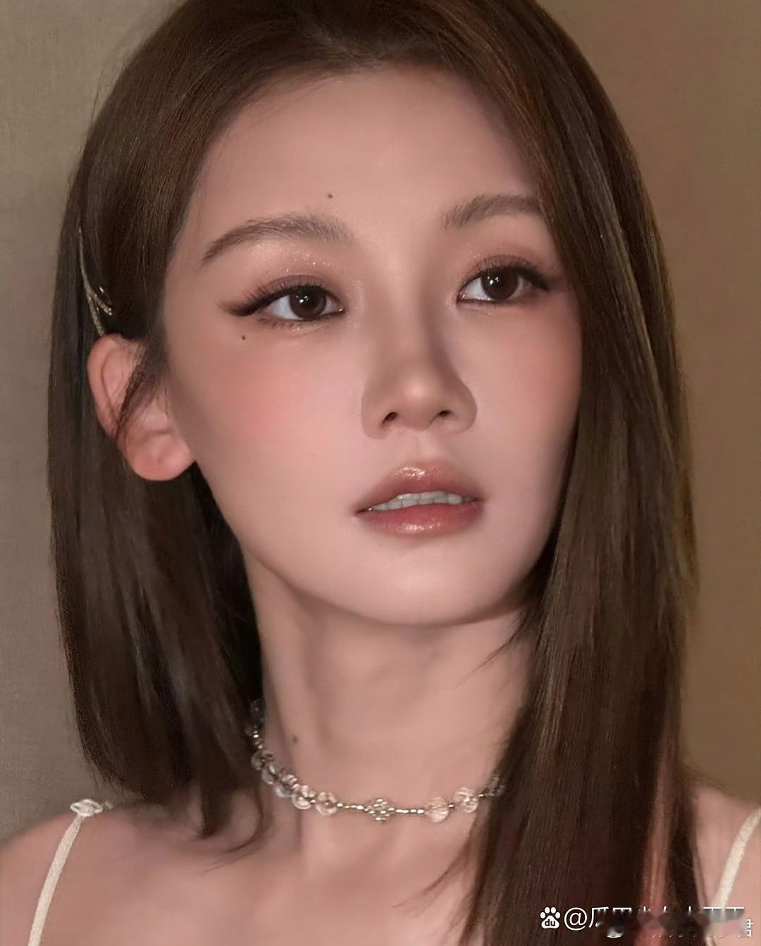 差点没认出苗苗这竟然是郑恺老婆￼苗苗晒美照，换了个妆容相当于换个头， ​​​