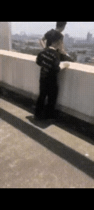俗语说，两人不观井，太正确了！！