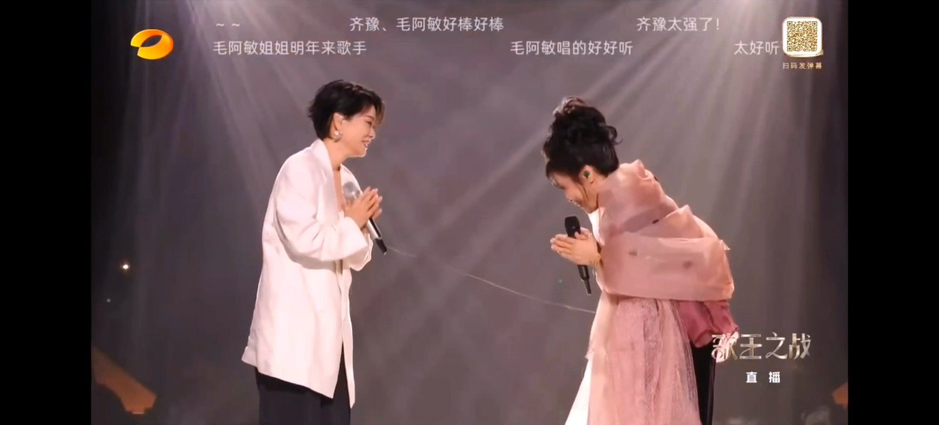 毛阿敏把齐豫衣服勾丝了齐豫衣服勾丝了歌手总决赛 最后拥抱的时候毛阿敏把齐豫衣服勾