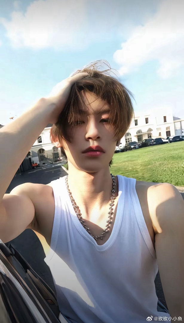 小鬼怎么可能追谁都一样小鬼天亮了追星的意义大概就是，你足够好，所以我足够骄傲。不