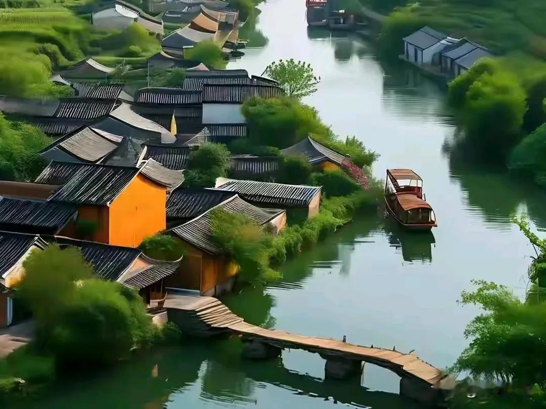秋韵
秋来处处韵无穷，
水映长天映碧空。
雅意随风飘万里，
韵声入耳醉双瞳。
丹