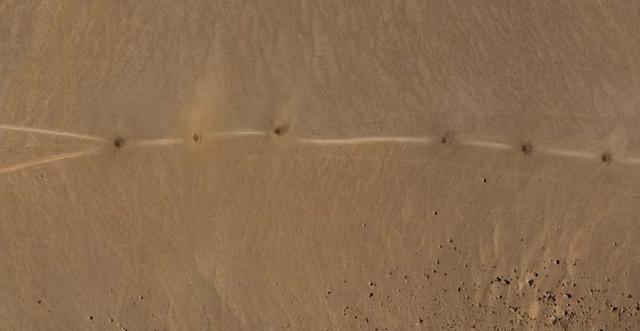 美军战机在伊朗伊斯法罕的道路上炸出28个巨大弹坑，试图阻挡伊朗机械化部队冲向20