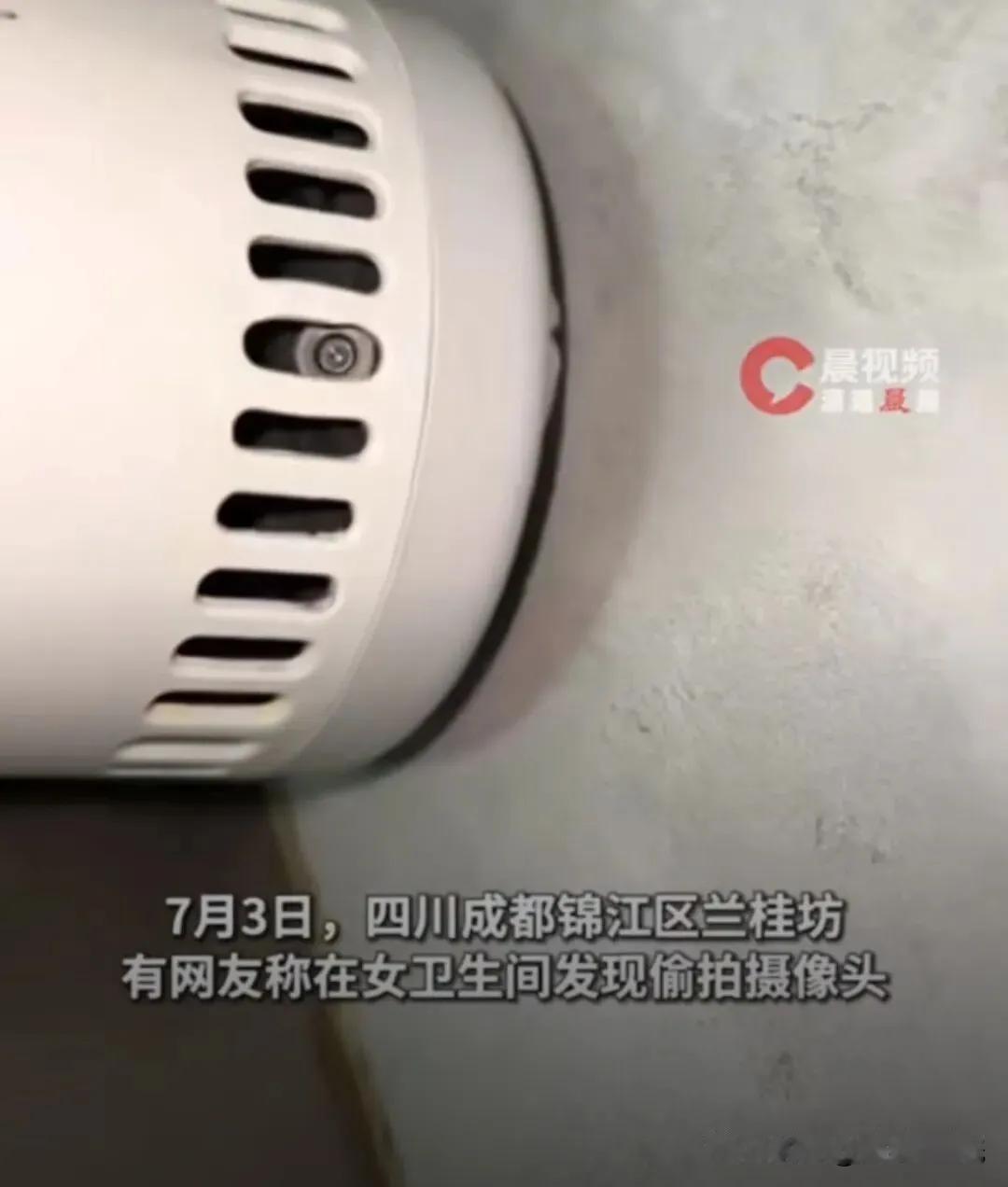谁能想到，出门旅游在商场上个女厕所，居然遭偷拍！

而且，干这龌龊勾当的不是单独
