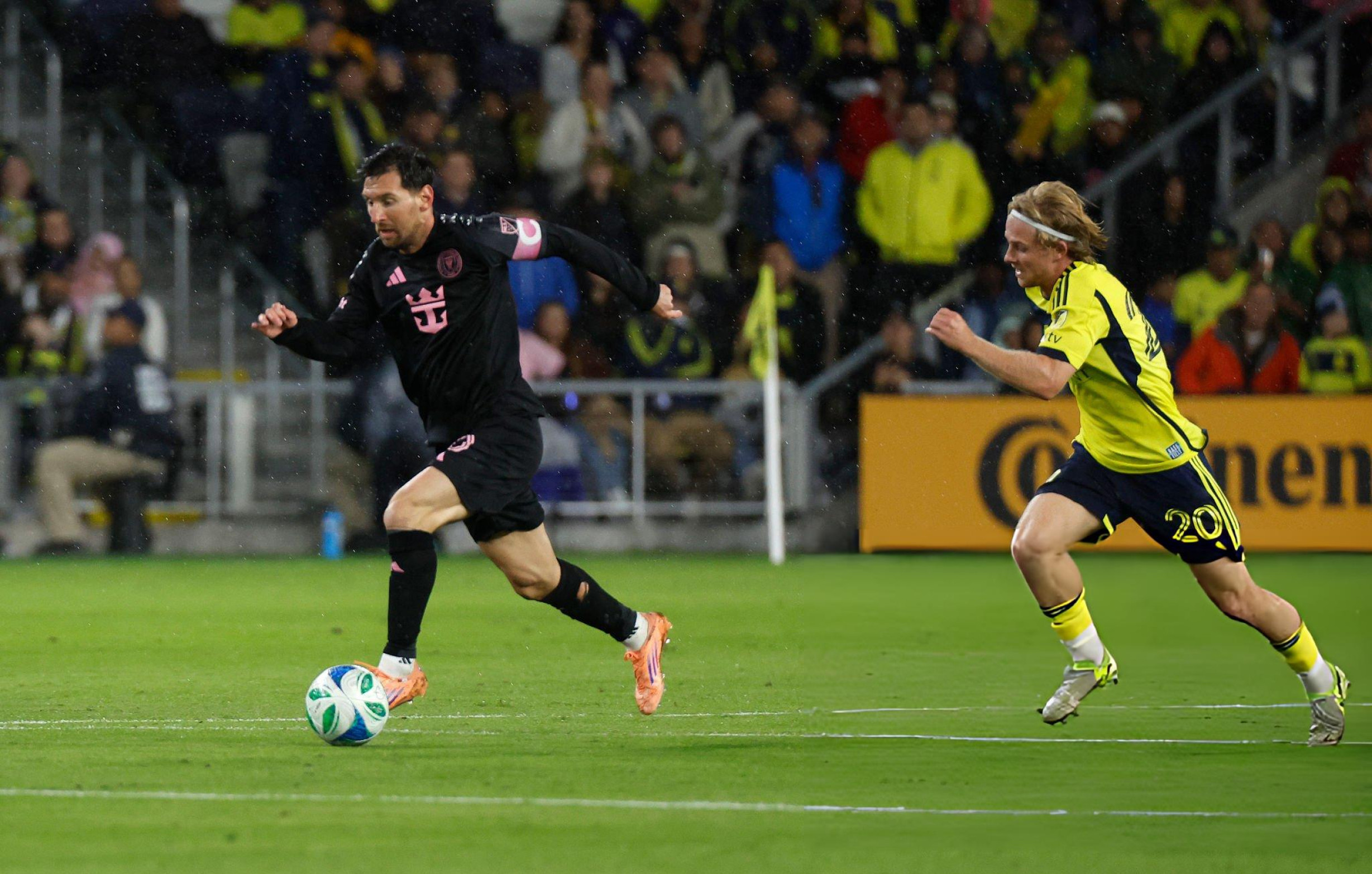 全场比赛结束，最终迈阿密国际在客场1-2不敌纳什维尔，里奥斯·诺沃送点，梅西世界