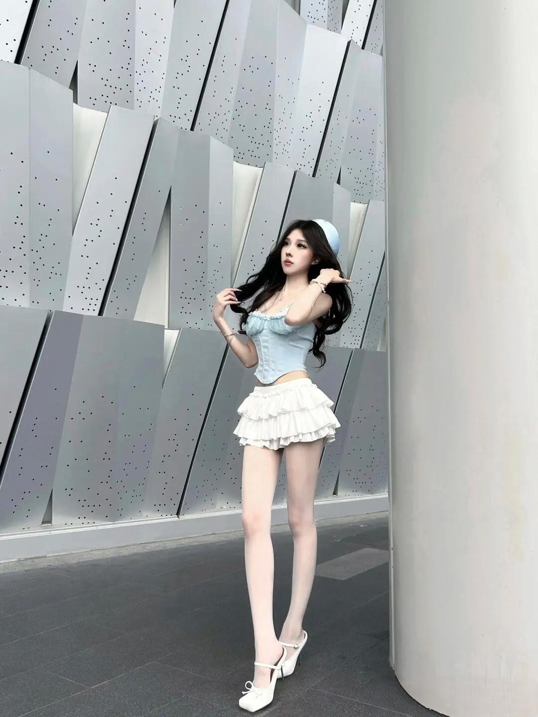 甜美少女风，浅蓝色连衣裙，白色高跟鞋，背景现代感十足。