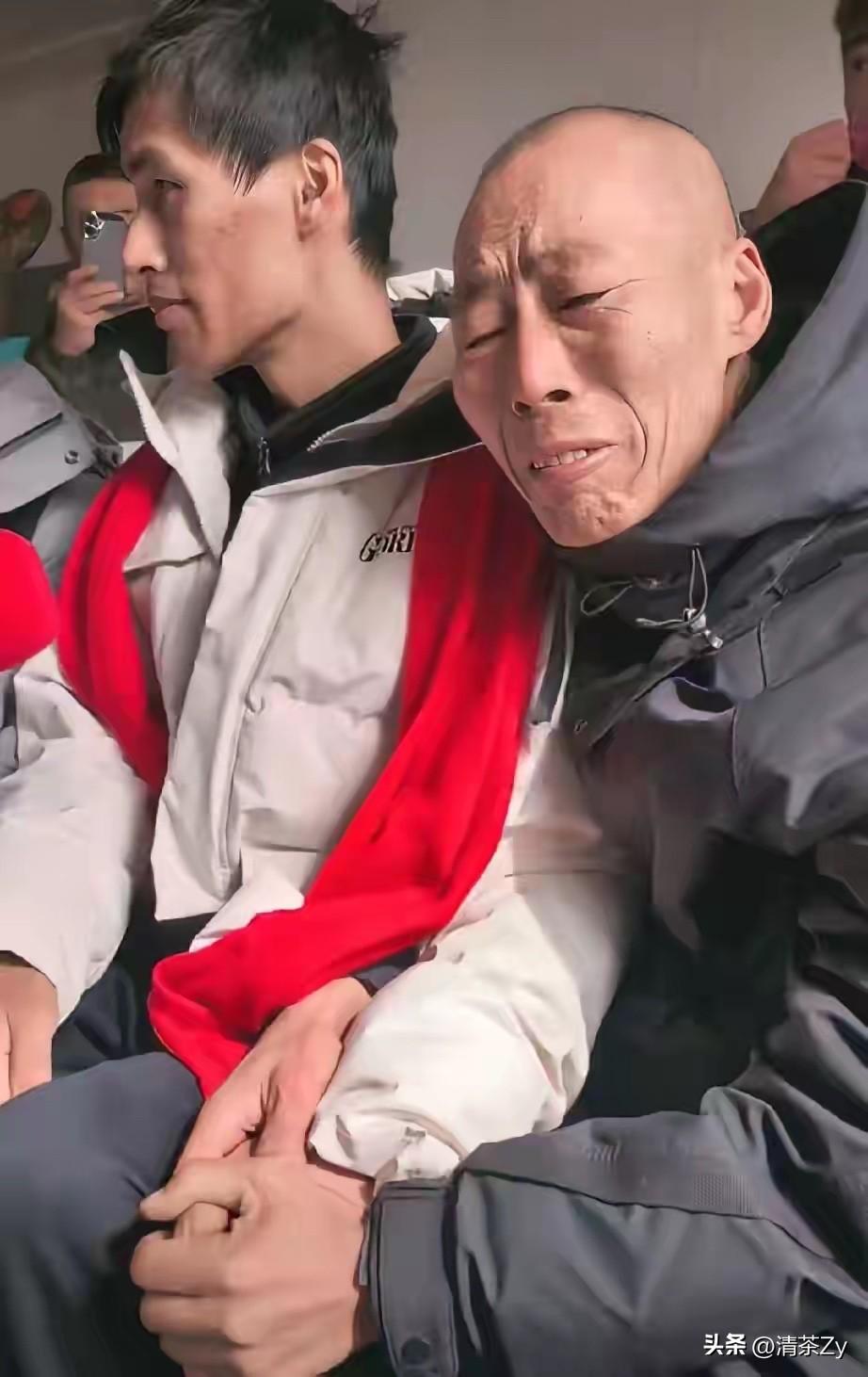 张云鹏在高洋的陪同下终于回到了老家通辽，和亲人们拥抱在一起的那一刻简直是太幸福了