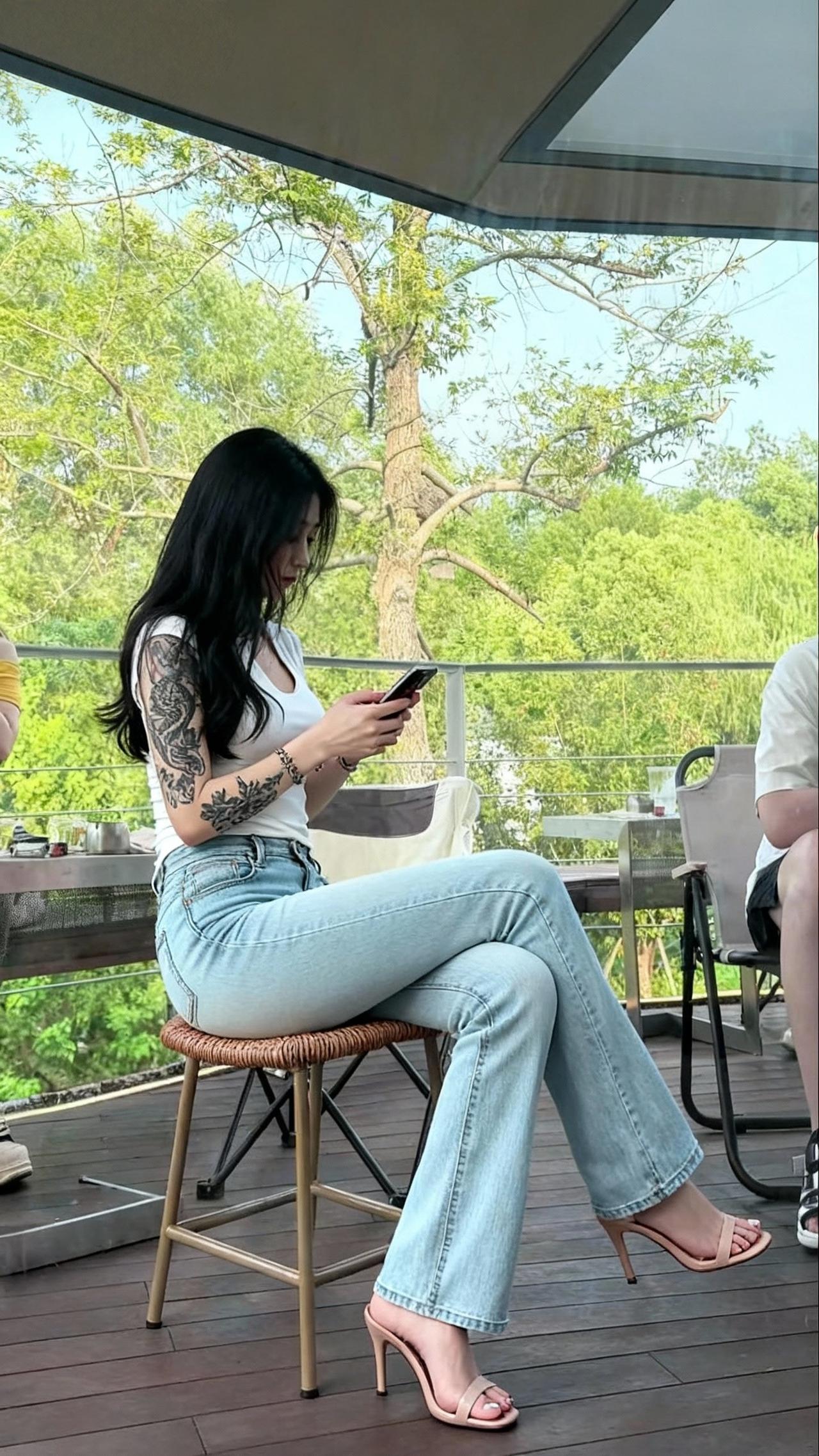 为什么那么多人选择穿牛仔裤?大姐的花臂配牛仔裤好看吗