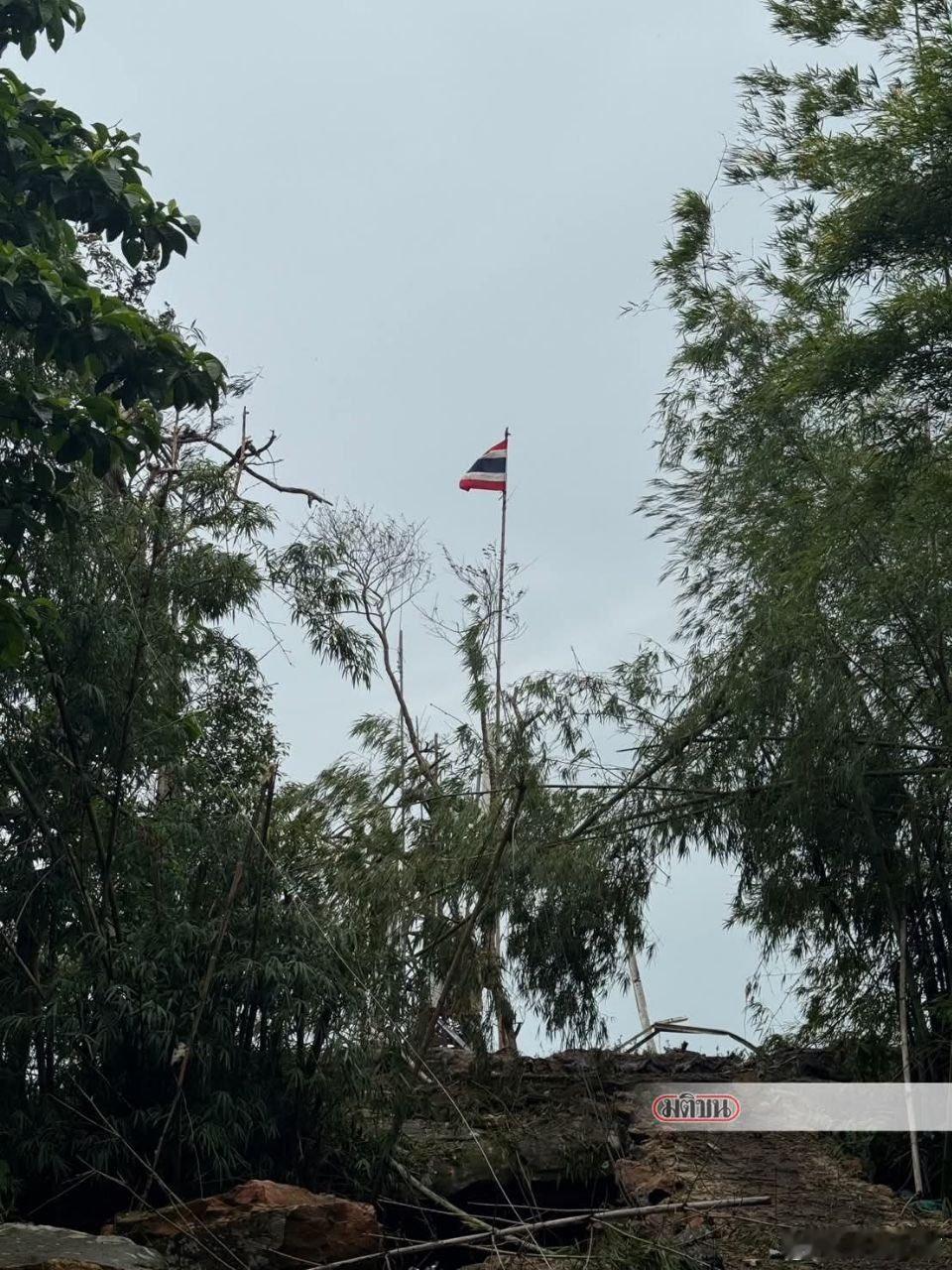 泰柬冲突的强度呲溜一下就上来了了！泰国士兵在今天早上的激烈交火后，夺取了北部一处