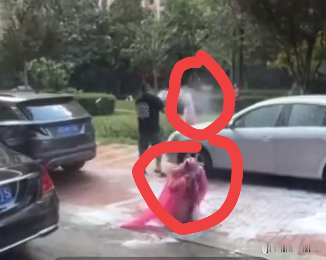 当伴娘也是高危职业了？几个婚闹的人拿着灭火器对着伴娘猛泚，伴娘连连求饶也不管用。