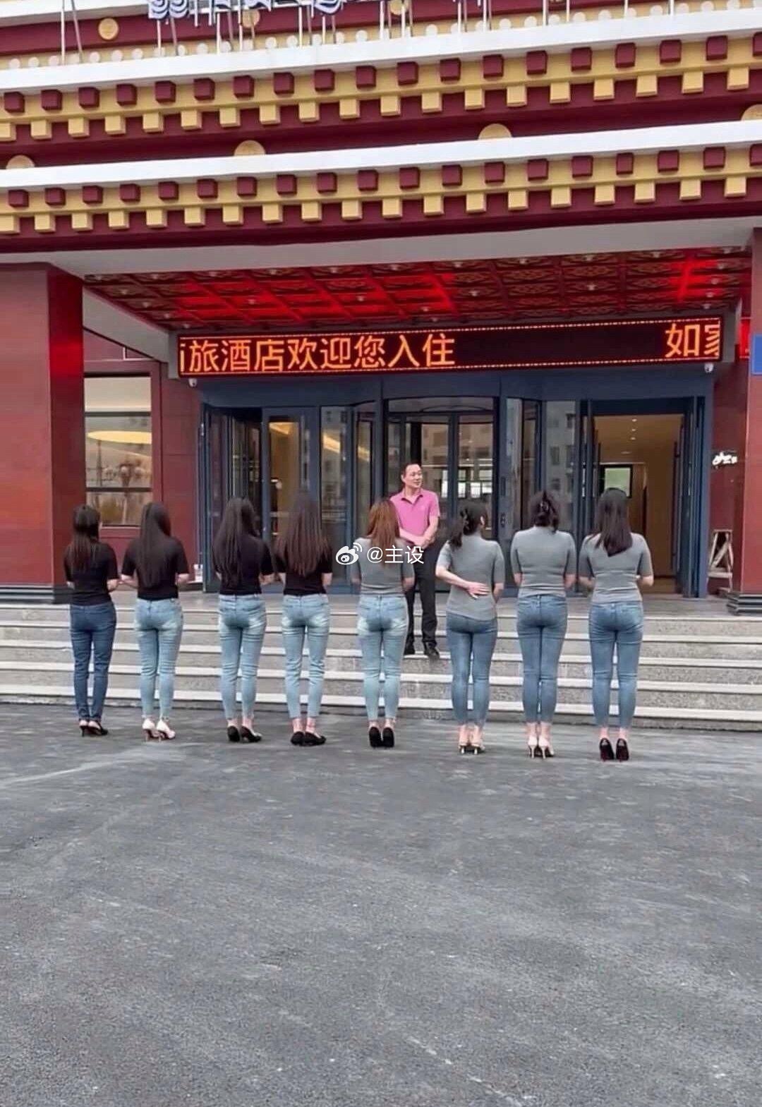 时尚是一个轮回 当年流行的牛仔裤 现在又流行回来了 ​​​