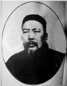1928年，刘郁芬带卫士数名闯入马麟家中，马麟为了保命，赶紧失声痛哭道：“我们兄