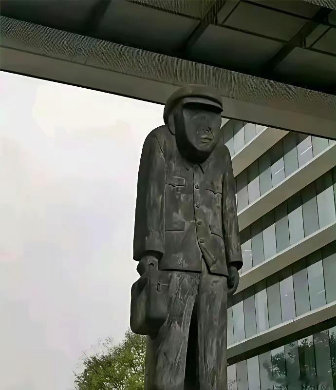 马云的阿里巴巴集团门口的雕像！这是有啥含义吗？