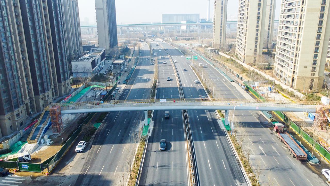 2月3日，位于济南青岛路与春风路交叉口西侧的新建人行天桥顺利完成主体结构及南北两