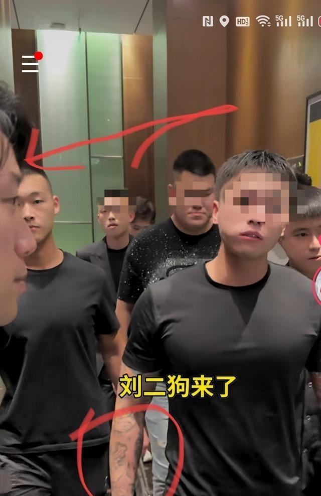 某大网红带一群纹身保镖参加东北网红婚礼，嚼着槟榔排面拉满，这阵仗太离谱了。几千万