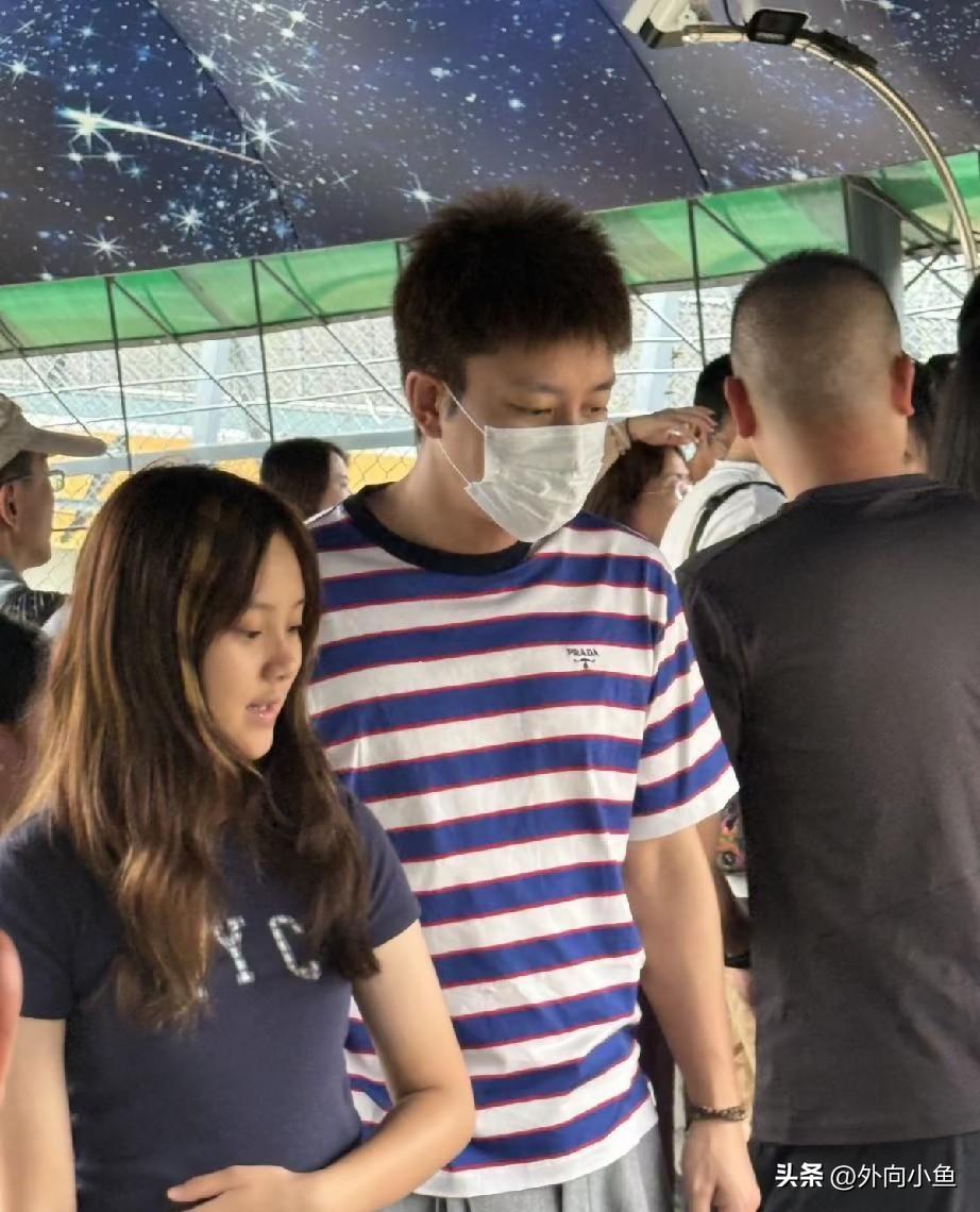 贾乃亮带甜馨逛东北虎林园！

一身深蓝色短袖搭配运动短裤，长发自然披散，14岁的