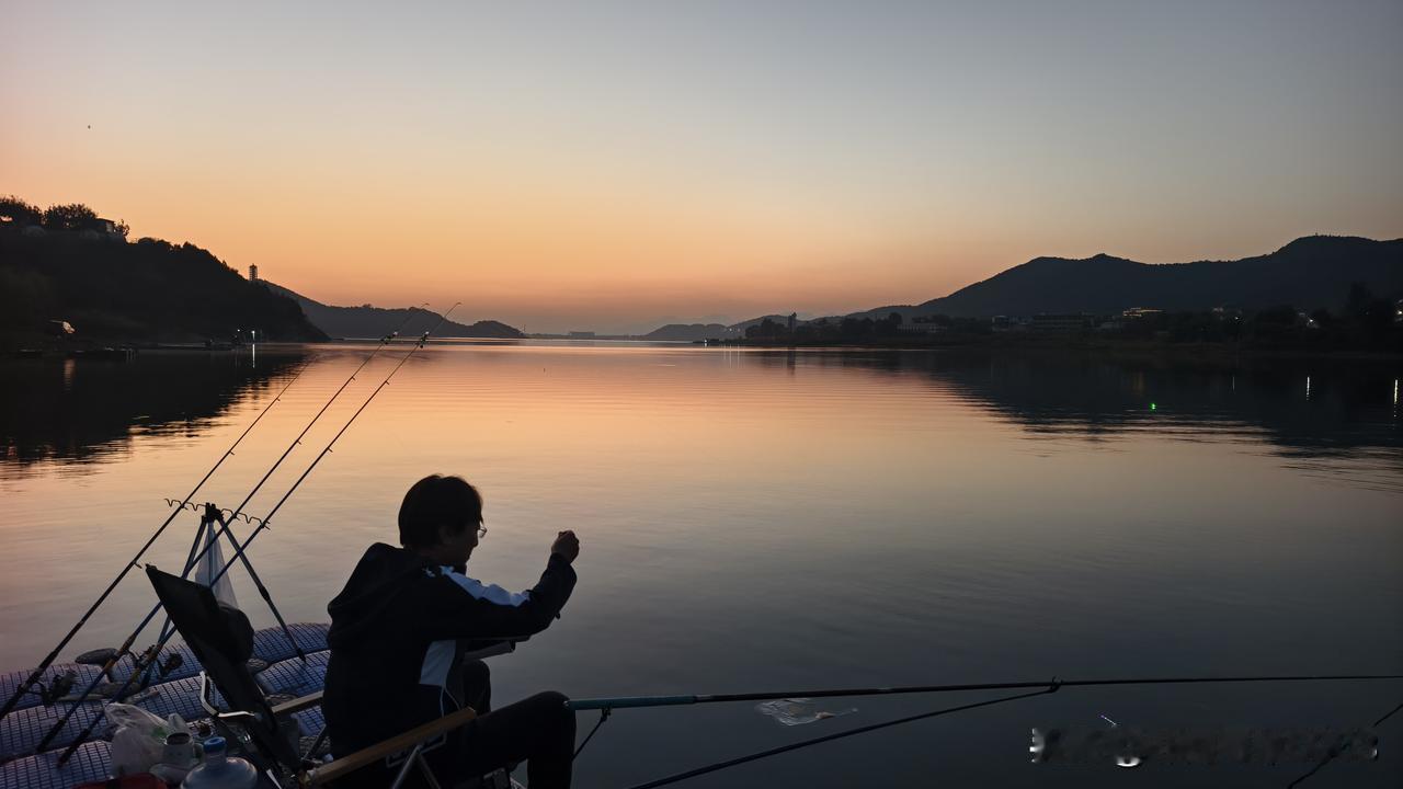 五一小长假，金海湖夜钓正式拉开帷幕啦！想象一下，夜幕像一块巨大的黑色幕布缓缓落下