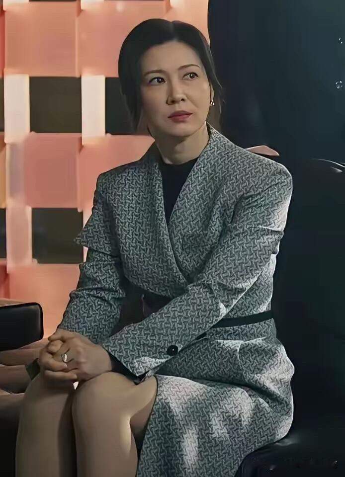 她年轻一点的时候是那么的漂亮，眼神灵动可爱，是可以和景甜媲美的一个女明星，怎么现
