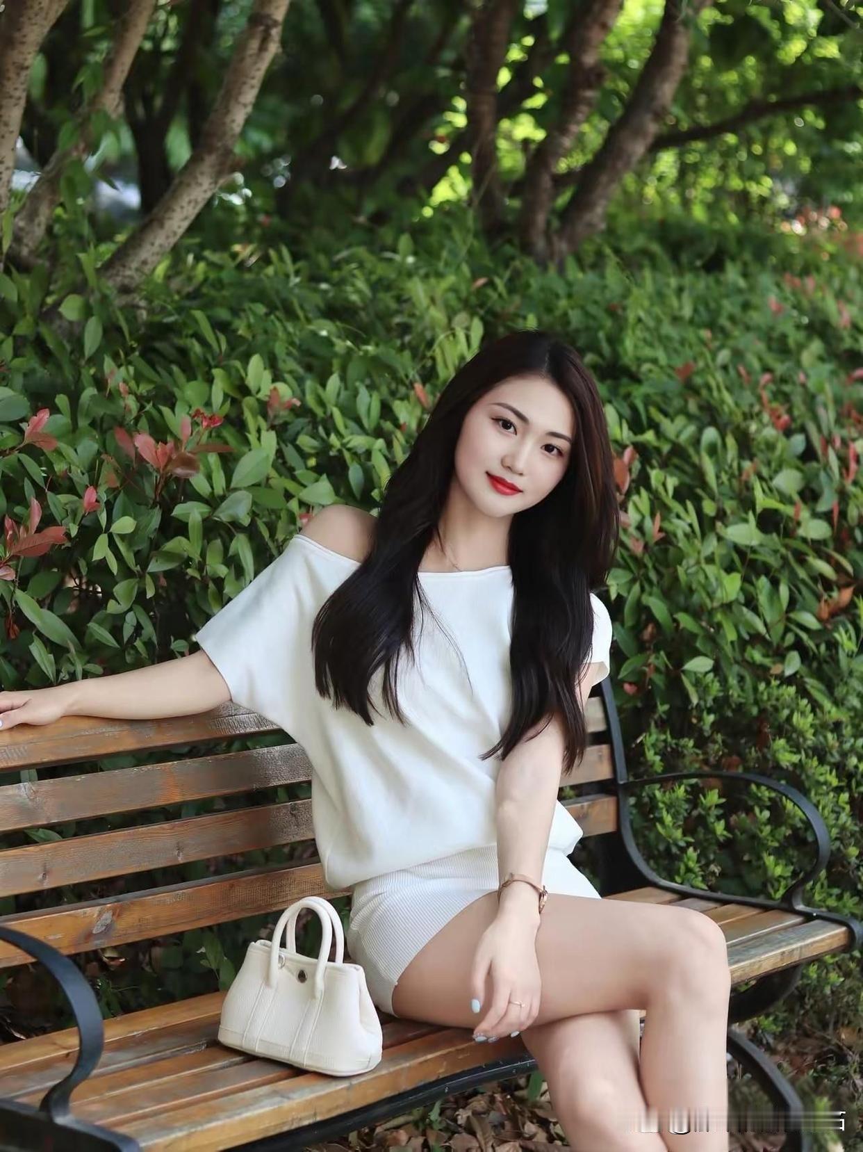 绿树阴中倚长凳，红妆美人坐春风。