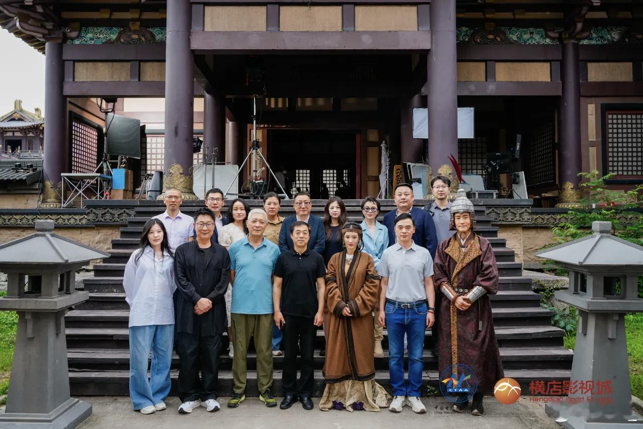 拉拉现在站的这么高吗，跟对财神爷就是这样～ 