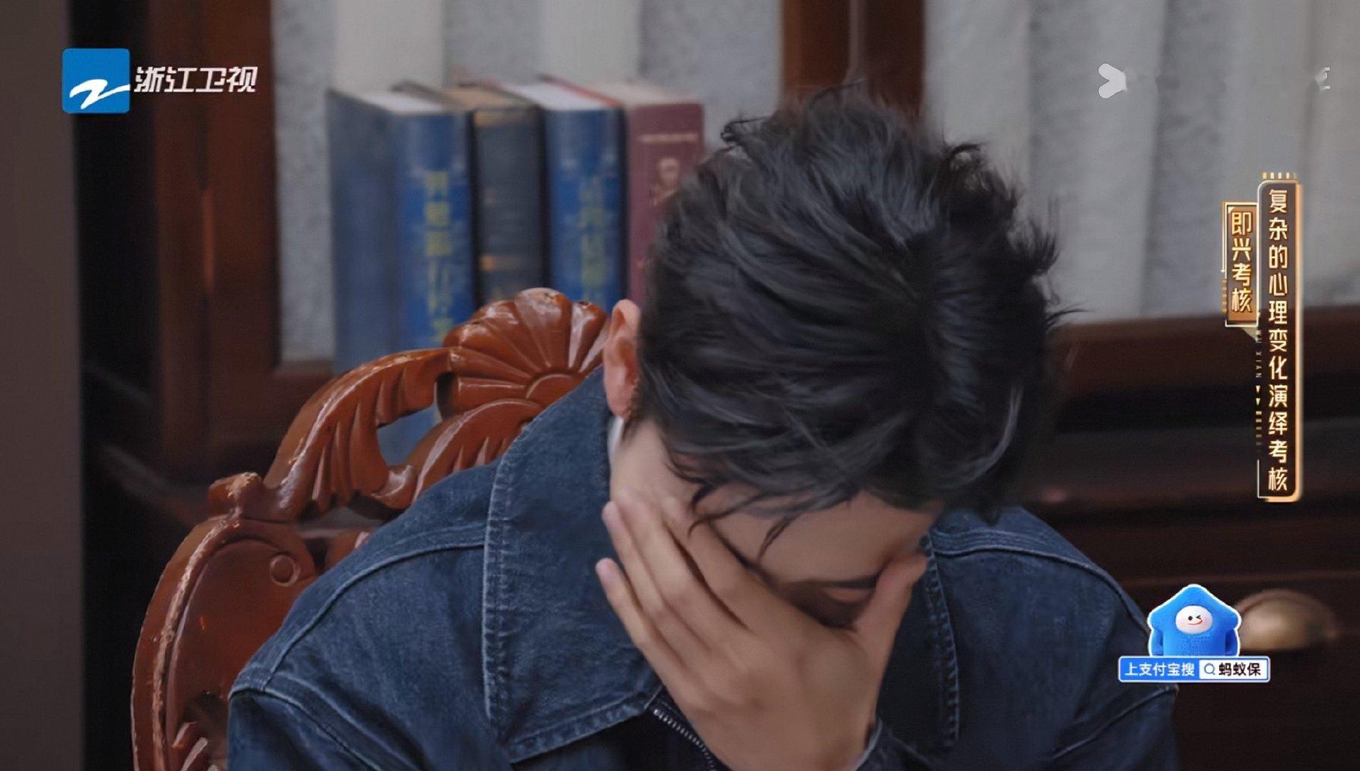 姚冠宇被刘涛贴脸说笑场原来在这 笑到停不下来！姚冠宇因台词笑场被刘涛偶遇调侃，害