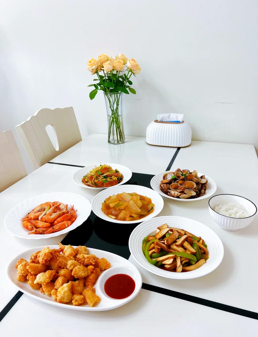 女孩第一次去男朋友家吃饭，未来的婆婆给做的饭菜。从内心深处觉得，男孩家就是一个会