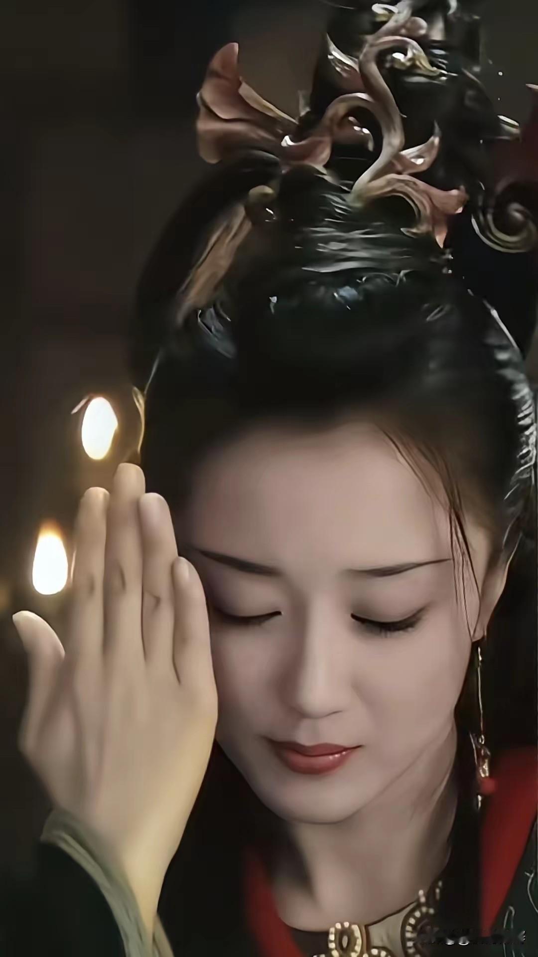 最近《逐玉》这部剧不仅翻红了饰演项羽的何润东，也把饰演虞姬的李依晓展现在大众面前