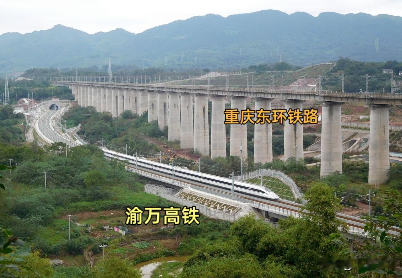 发了一些渝万高铁联调联试的视频图片，有人看到我发的渝万高铁是有砟轨道产生了疑问：