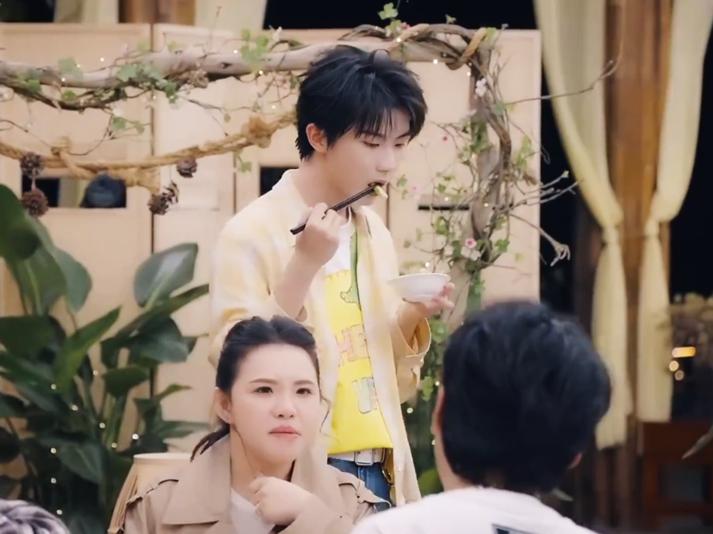 而我只看到了一个对美食无比尊重无比虔诚之人（没有任何好吃的可以逃过马嘉祺的嘴😋