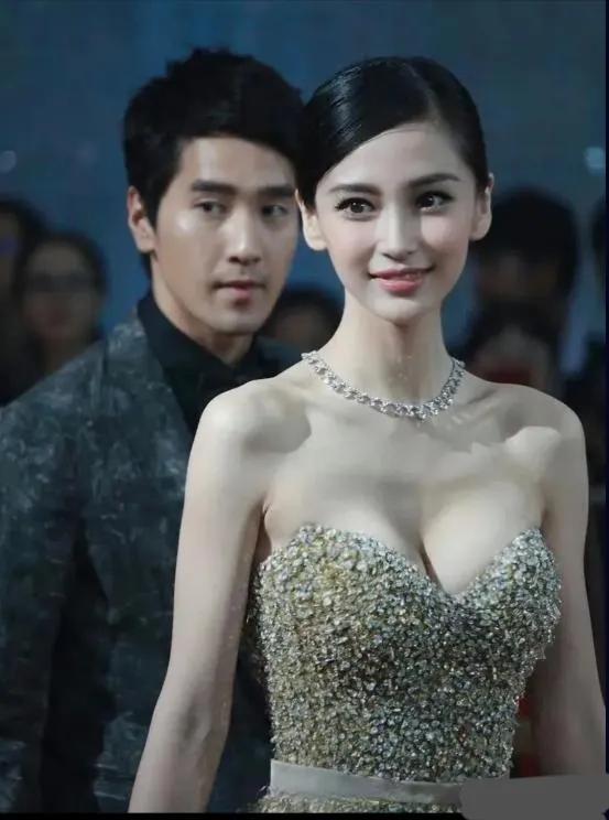 杨颖这条裙子好好看，优雅大方，这才是明星该有的样子，谁懂啊，美女就应该多穿裙子！