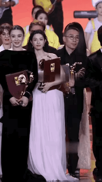 一个镜头就看穿了两个女人的心机，其实有些圈子，不是靠挤就能进去的！

也不知道这