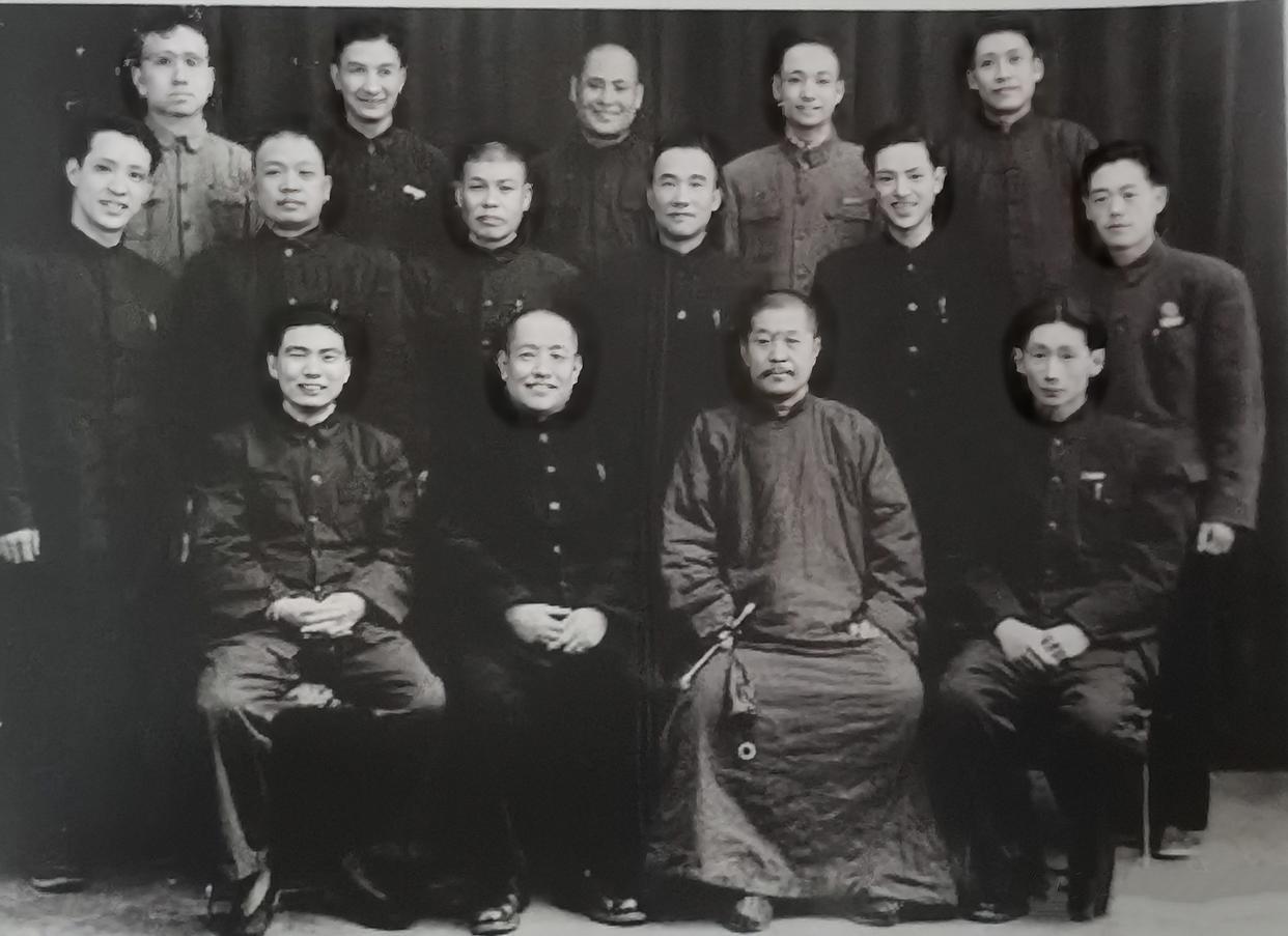 1953年一众相声名家在天津时的珍贵合照：前排我认出了马三立、张寿臣、常连安；第