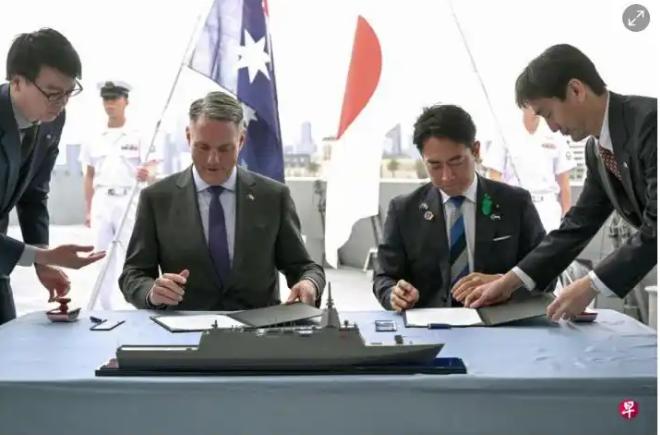 日本这波卖家秀操作还真绝，一面派出军舰穿越台湾海峡耀武扬威，另一边小泉进次郎就跑