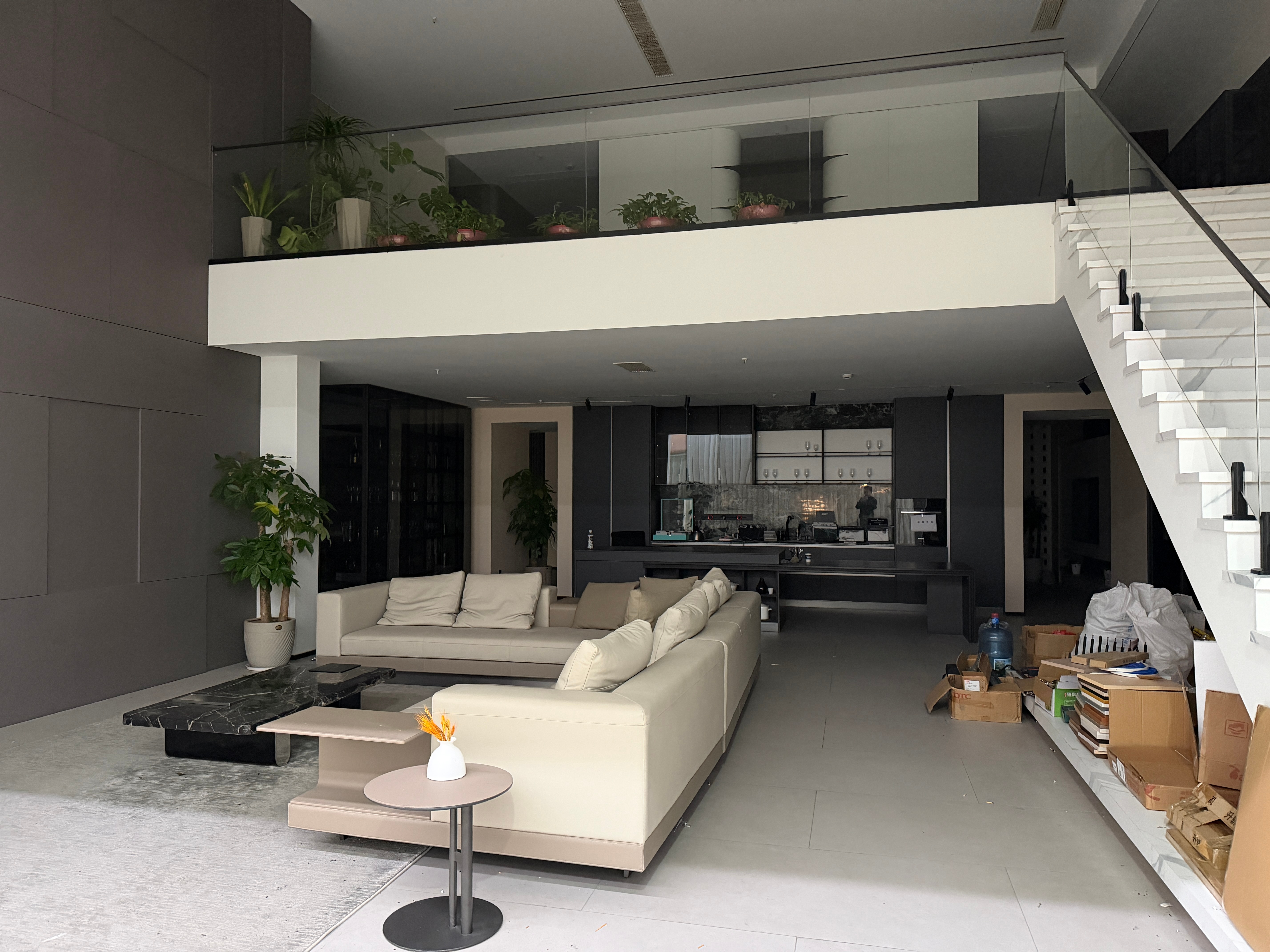 早啊，一早来装修公司，老板答应十点见面。我从十月份交钱到现在都没见过老板，太大意