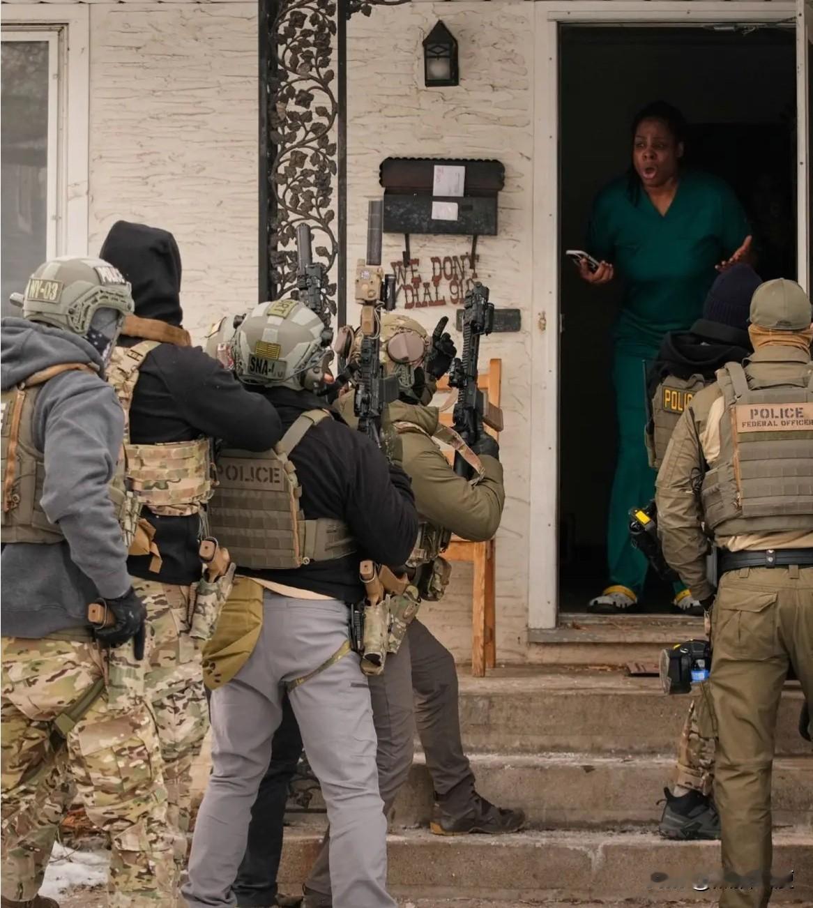 笑s，美国人对车窗被当街砸碎、房门被无故撞开现状的反应是：

【这一切应该发生在