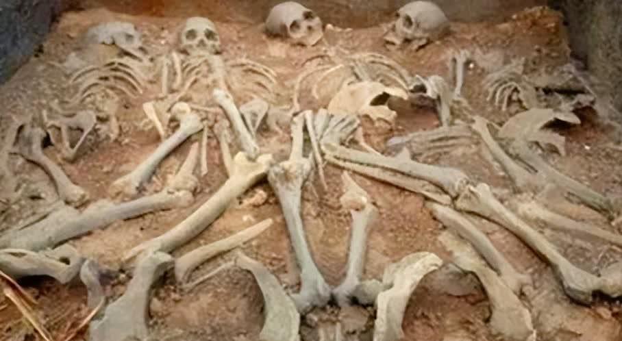 今年10月，考古专家在西安发掘了一组秦始皇子女的墓群。墓中的惨状让专家们大为震惊