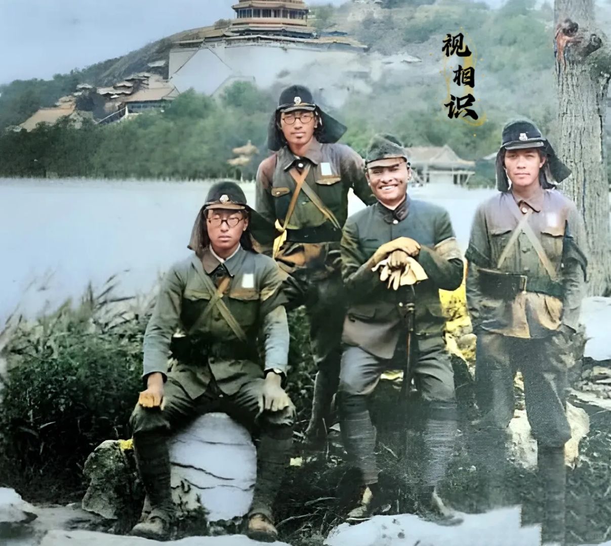 抗战时期，北平颐和园，几名日军游玩拍照时的照片，而这段照片的背后，是北平长达8年...