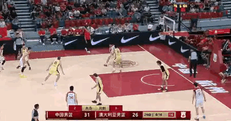 最后两分钟，中国男篮被澳大利亚追到只领先2分，关键时刻，王俊杰站了出来，他先是底