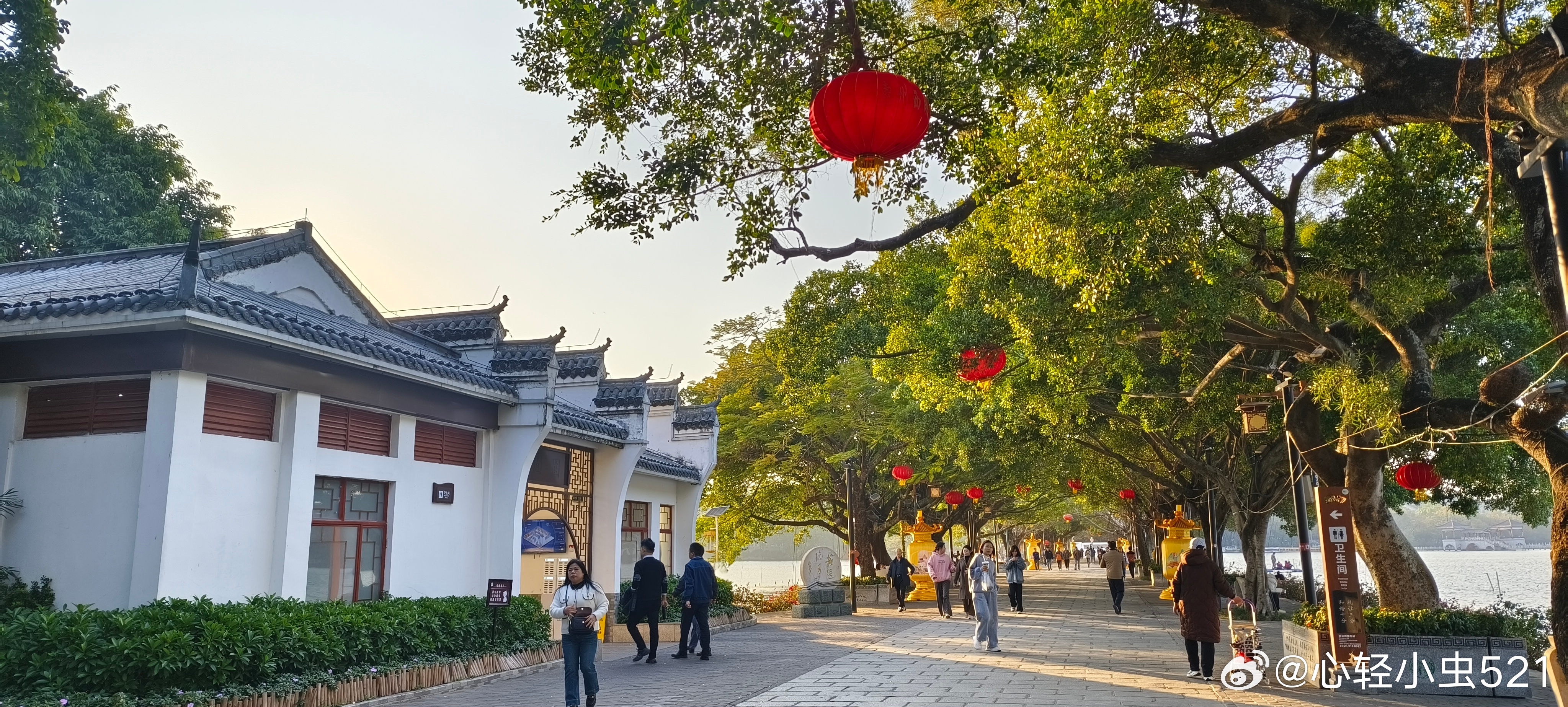 生命很贵，无论什么时候，都不要忘记给自己一个开心的理由，哪怕只有阳光，却已足够明