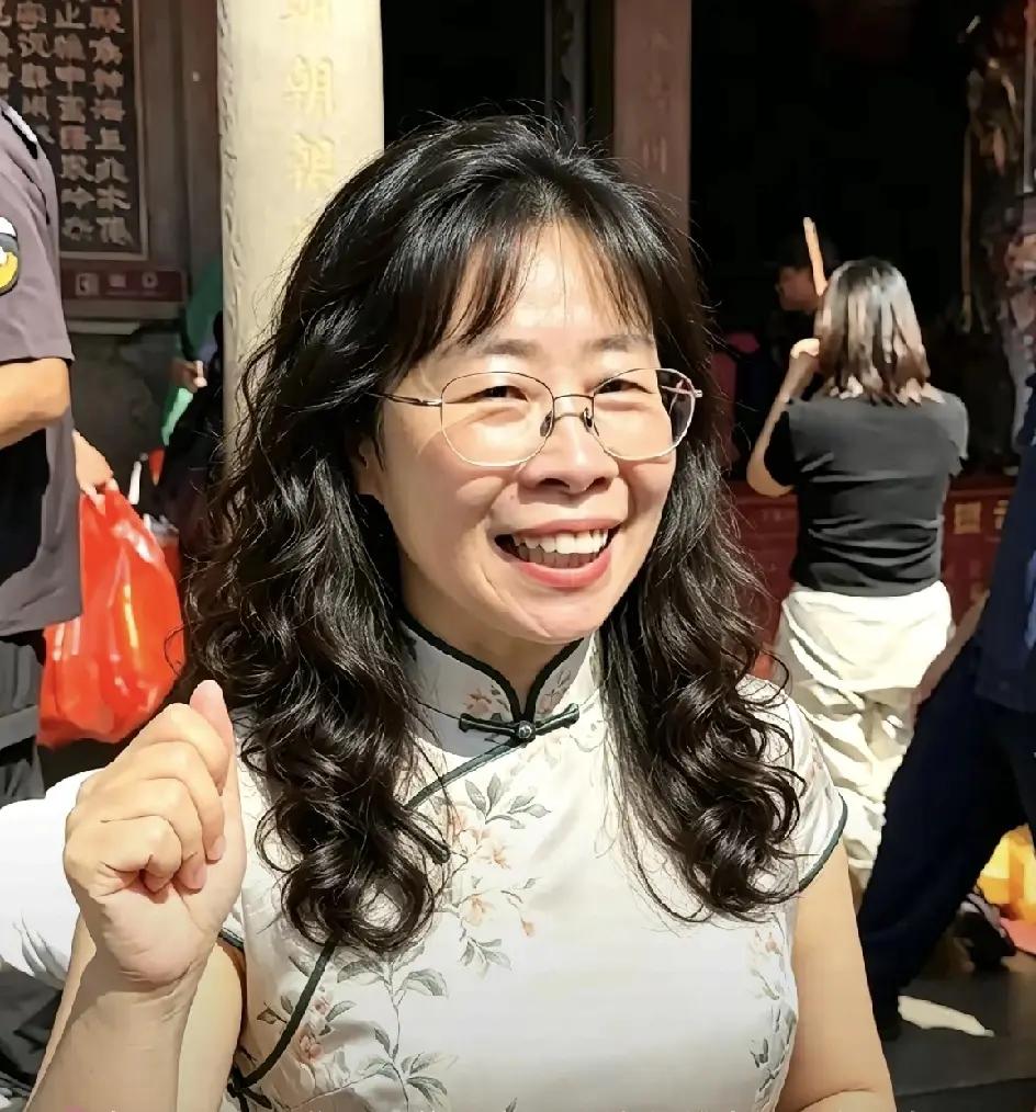 蒙曼确实活得清醒又潇洒，不是吗？
50岁的她，北大博士、民大教授，在《百家讲坛》