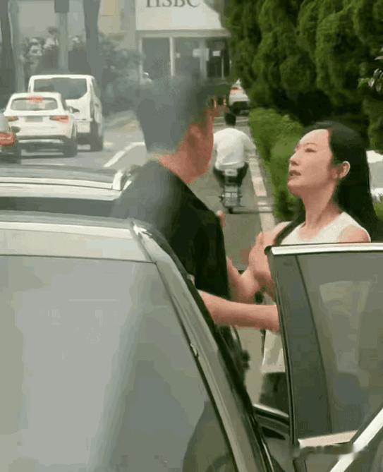 这男的能忍
打这么几巴掌都不还手