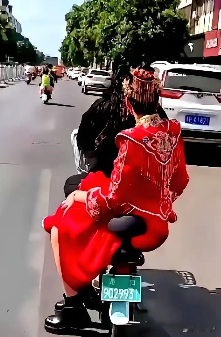 这姑娘做得太漂亮了！

婆婆当众甩脸子，说她配不上自己儿子，够难堪了吧？更寒心的