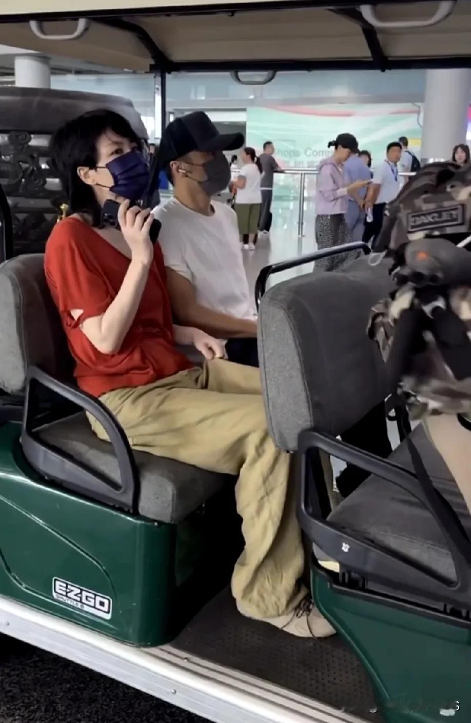哎呀，王菲的衣品最近似乎有点下滑了哦。不过这也不奇怪，每个人都有自己的风格嘛。说