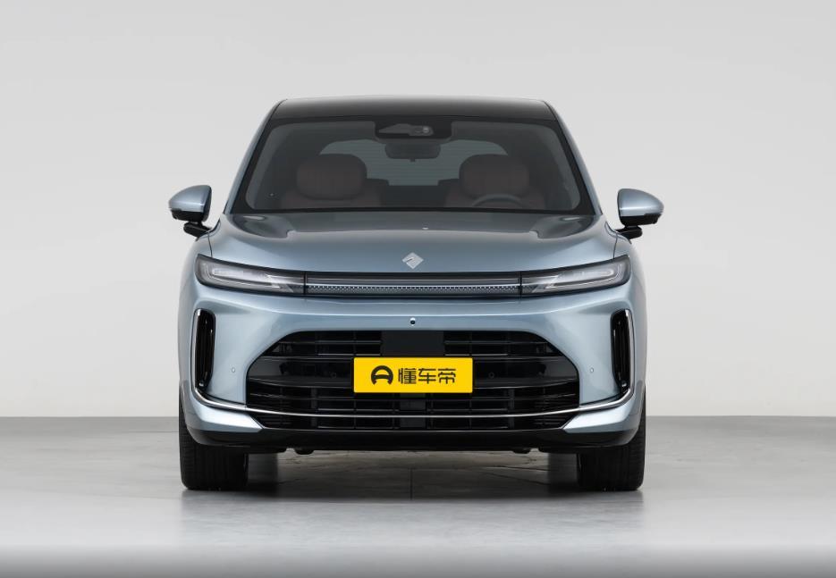 3月10日，五菱与华为深化战略合作的首款旗舰车型华境S曝光。该车基于天域架构L平